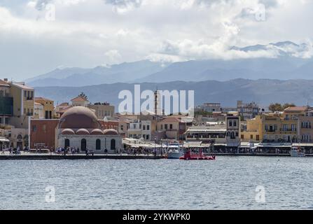 Ein Bild des alten venezianischen Hafens von Chania, mit der Kucuk Hasan Moschee auf der linken Seite und der Präsentation der Jungfrau Maria Metropolitan Kirche in t Stockfoto