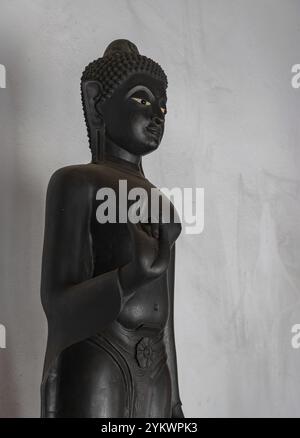 Ein Bild einer schwarzen Buddha-Statue im Wat Benchamabophit Dusitwanaram Tempel Stockfoto