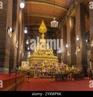 Ein Bild von einem goldenen Buddha-Schrein im Wat Pho Tempel Stockfoto
