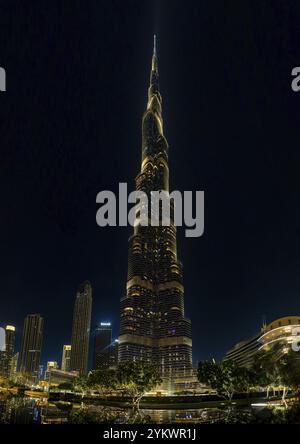 Ein Bild vom Burj Khalifa bei Nacht Stockfoto