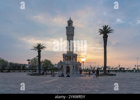 Ein Bild des Uhrenturms von Izmir und des Konak-Platzes bei Sonnenuntergang Stockfoto