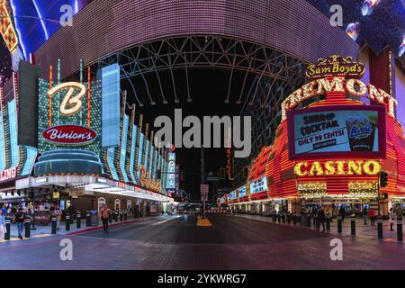 Ein Bild der Neonschilder an der Binion's Gambling Hall and Hotel und am Fremont Hotel and Casino, inmitten des Fremont Street Experienc Stockfoto