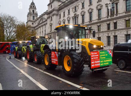 London, Großbritannien. November 2024. Traktoren passieren den Parliament Square, während Tausende von Bauern in Westminster gegen die Erbschaftssteuer protestieren. Quelle: SOPA Images Limited/Alamy Live News Stockfoto