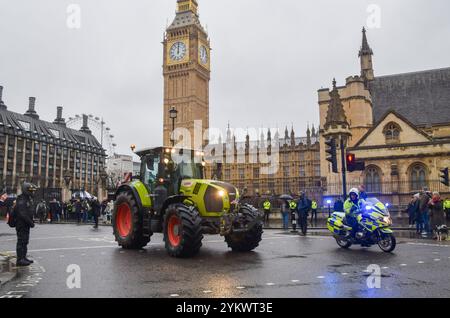 London, Großbritannien. November 2024. Ein Traktor passiert den Parliament Square, während Tausende von Bauern in Westminster gegen die Erbschaftssteuer protestieren. Quelle: SOPA Images Limited/Alamy Live News Stockfoto