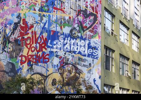 Ein Nahaufnahme des Clippers-Stars Kawhi Leonard Wandgemälde, das 2022 von dem Künstler Mr. Brainwash in Downtown Los Angeles geschaffen wurde Stockfoto