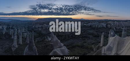 Ein Panoramabild der Landschaft des Goreme Historical National Park, aus dem Love Valley, bei Sonnenaufgang Stockfoto