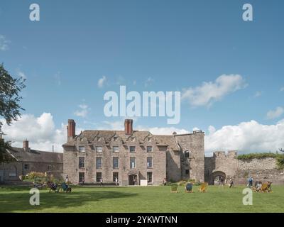 Vordere Höhe vom Garten mit gewölbtem Tor und Besuchern. Hey Castle, Hay-on-Wye, Großbritannien. Architekt: MICA, 2022. Stockfoto