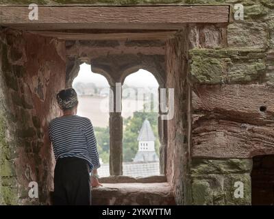 Fenster im Burgfried. Hey Castle, Hay-on-Wye, Großbritannien. Architekt: MICA, 2022. Stockfoto