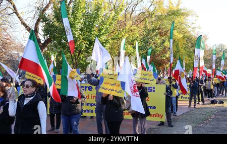 Washington, USA. November 2024. Demonstranten halten während eines marsches Plakate und schwenken Flaggen, die zu internationalen Maßnahmen aufrufen, um das iranische Regime für Verbrechen gegen die Menschlichkeit zur Rechenschaft zu ziehen. Demonstranten versammelten sich in Washington DC, um den 1.500 Demonstranten zu Tribut zu zollen, die während des Aufstands im November 2019 im Iran getötet wurden. (Credit Image: © Siavosh Hosseini/SOPA Images via ZUMA Press Wire) NUR REDAKTIONELLE VERWENDUNG! Nicht für kommerzielle ZWECKE! Stockfoto