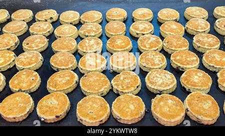 Reihen traditioneller walisischer Kuchen, die auf einer heißen Grillplatte backen Stockfoto