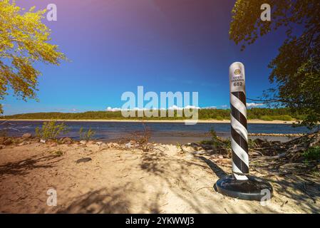 Grenzposten der Republik Estland. Auf der anderen Seite ist Russland. Stockfoto