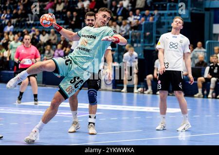 Gummersbach, Deutschland. November 2024. Stepan Zeman (#66, VfL Gummersbach, 66) im Wurf EHF European League Men 2024/25: VfL Gummersbach - FH Hafnarfjordur; Gummersbach, Schwalbe Arena am 19.11.2024 Credit: dpa/Alamy Live News Stockfoto