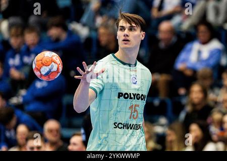 Gummersbach, Deutschland. November 2024. Miro Schluroff (VfL Gummersbach, 15) am Ball EHF European League Men 2024/25: VfL Gummersbach - FH Hafnarfjordur; Gummersbach, Schwalbe Arena am 19.11.2024 Credit: dpa/Alamy Live News Stockfoto