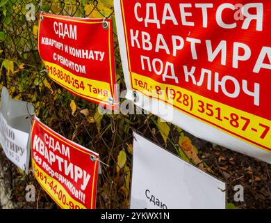 Kislowodsk, Russland - 03. Dezember 2023: Mietangebote für Wohnungen an den Zäunen der Stadt Kislowodsk Stockfoto