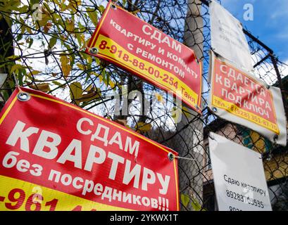 Kislowodsk, Russland - 03. Dezember 2023: Anzeigen für die Miete von Wohnungen an den Zäunen der Stadt Kislowodsk Stockfoto