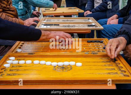 Kislowodsk, Russland - 03. Dezember 2023: Backgammon-Spiel, Platz in der Nähe der Narzan-Galerie, Kislowodsk Stockfoto