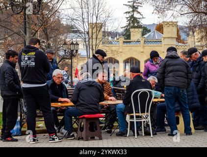 Kislowodsk, Russland - 03. Dezember 2023: Sammelspiel Backgammon, Platz in der Nähe der Narzan-Galerie, Kislowodsk Stockfoto