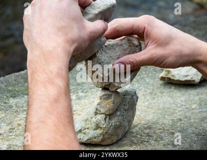 Steine übereinander legen, um eine „ausgleichende“ Pyramide zu schaffen, Kislowodsk Stockfoto