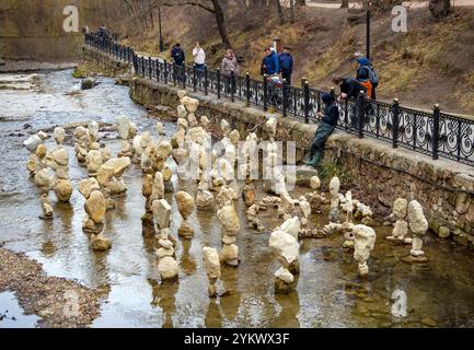 Kislowodsk, Russland - 03. Dezember 2023: Steinpyramiden im Flussbett, unterer Park von Kislowodsk Stockfoto