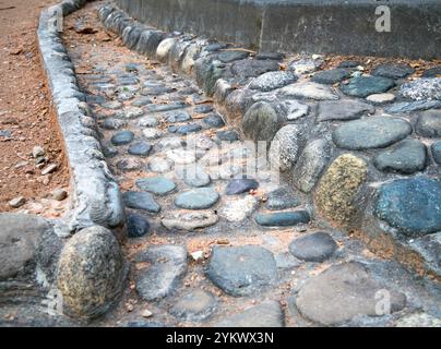 Ein mit Kopfsteinpflaster gesäumter Entwässerungsgraben im zentralen Park von Kislowodsk Stockfoto