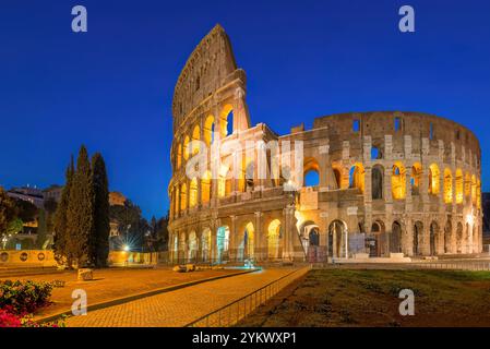 Rom, Italien; 19. November 2024 - ein abendlicher Blick auf das Kolosseum in Rom, Italien Stockfoto