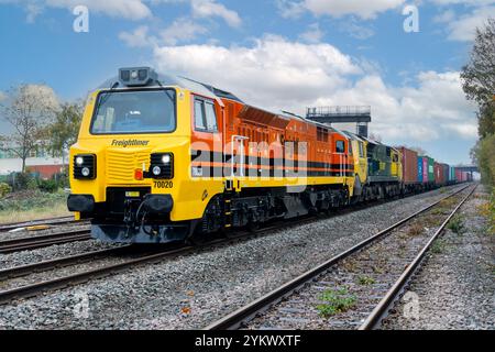 DERBY, GROSSBRITANNIEN - 5. NOVEMBER 2024. Eine Profilansicht einer Freightliner UK Ltd Class 70 Güterlokomotive in Genessee und Wyoming farbige Lackierung auf der Eisenbahn Stockfoto