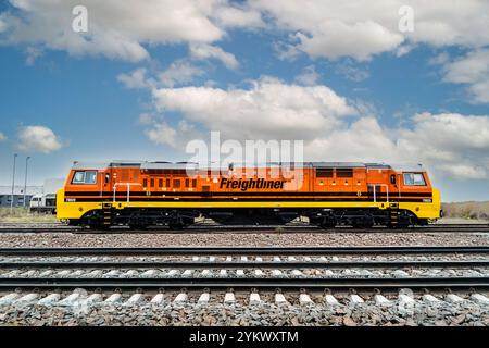 DERBY, GROSSBRITANNIEN - 5. NOVEMBER 2024. Eine Profilansicht einer Freightliner UK Ltd Class 70 Güterlokomotive in Genessee und Wyoming farbige Lackierung auf der Eisenbahn Stockfoto