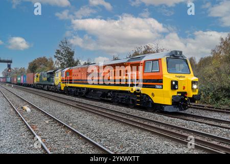 DERBY, GROSSBRITANNIEN - 5. NOVEMBER 2024. Eine Profilansicht einer Freightliner UK Ltd Class 70 Güterlokomotive in Genessee und Wyoming farbige Lackierung auf der Eisenbahn Stockfoto