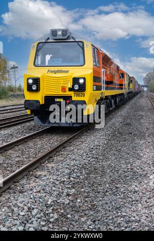 DERBY, GROSSBRITANNIEN - 5. NOVEMBER 2024. Eine Profilansicht einer Freightliner UK Ltd Class 70 Güterlokomotive in Genessee und Wyoming farbige Lackierung auf der Eisenbahn Stockfoto