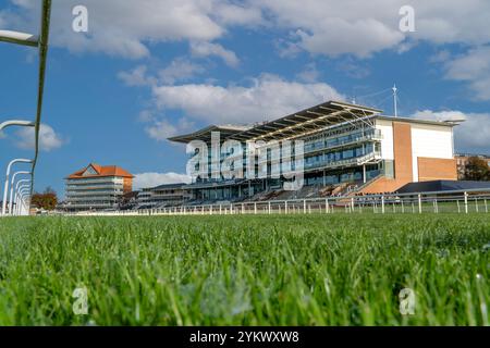 YORK RACECOURSE, YORK, GROSSBRITANNIEN - 26. OKTOBER 2024. Flaches Panorama der Gebäude der York Racecourse mit Pferderennbahn und der Heimgerade Stockfoto