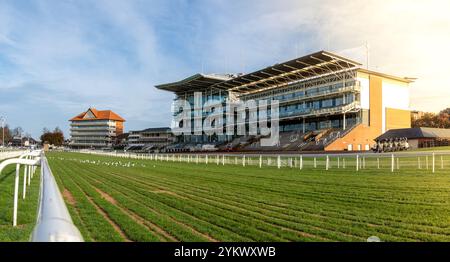 YORK RACECOURSE, YORK, GROSSBRITANNIEN - 26. OKTOBER 2024. Panoramablick auf die Gebäude der York Racecourse mit Pferderennbahn und der Heimgerade und Gewinn Stockfoto