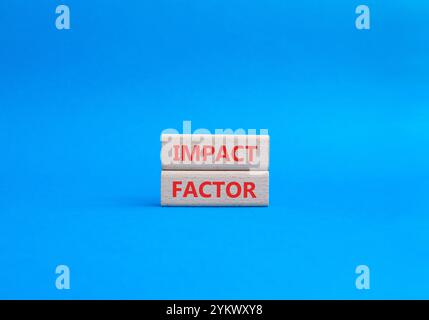 Symbol für Aufprallfaktor. Holzblöcke mit den Worten Impact Factor. Wunderschöner blauer Hintergrund. Business and Impact Factor Konzept. Kopierbereich. Stockfoto