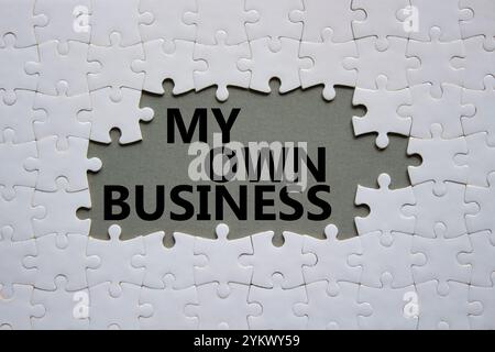 Symbol „mein eigenes Unternehmen“. Concept Words My Own Business on White Puzzle. Schöner grauer Hintergrund Business and My Own Business Concept. Kopierbereich. Stockfoto