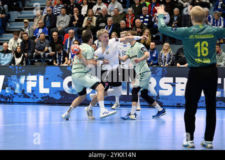 Gummersbach, Deutschland. November 2024. Teitur Einarsson (VfL Gummersbach 14) ggegen Ingvar Dagur Gunnarsson (FH Hafnarfjoerdur, #7) GER, VfL Gummersbach vs. FH Hafnarfjoerdur, Handball, EHF Pokal, Gruppenrunde, Spielzeit 2024-2025, 19.11.2024 Foto: Eibner-Pressefoto/Jürgen Augst Credit: dpa/Alamy Live News Stockfoto