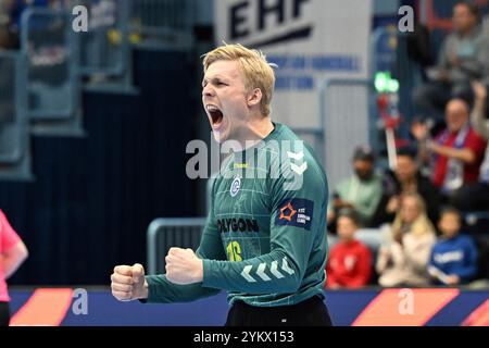 Gummersbach, Deutschland. November 2024. Bertram Obling (VfL Gummersbach 16) jubelt GER, VfL Gummersbach vs. FH Hafnarfjoerdur, Handball, EHF Pokal, Gruppenrunde, Spielzeit 2024-2025, 19.11.2024 Foto: Eibner-Pressefoto/Jürgen Augst Credit: dpa/Alamy Live News Stockfoto