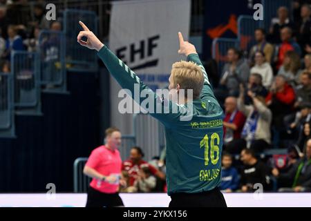 Gummersbach, Deutschland. November 2024. Bertram Obling (VfL Gummersbach 16) jubelt GER, VfL Gummersbach vs. FH Hafnarfjoerdur, Handball, EHF Pokal, Gruppenrunde, Spielzeit 2024-2025, 19.11.2024 Foto: Eibner-Pressefoto/Jürgen Augst Credit: dpa/Alamy Live News Stockfoto