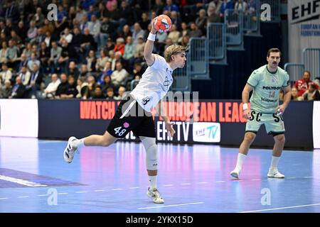 Gummersbach, Deutschland. November 2024. Simon Michael Gudjonsson (FH Hafnarfjoerdur, #48) beim 7 Meter GER, VfL Gummersbach vs. FH Hafnarfjoerdur, Handball, EHF Pokal, Gruppenrunde, Spielzeit 2024-2025, 19.11.2024 Foto: Eibner-Pressefoto/Jürgen Augst Credit: dpa/Alamy Live News Stockfoto