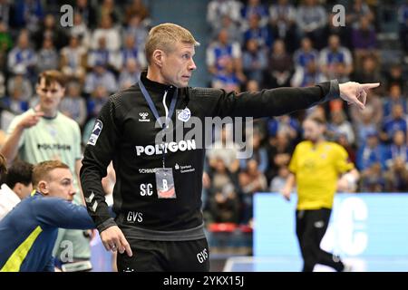 Gummersbach, Deutschland. November 2024. Gudjon Valur Sigurdsson (VfL Gummersbach Trainer) gibt die Richtung vor GER, VfL Gummersbach vs. FH Hafnarfjoerdur, Handball, EHF Pokal, Gruppenrunde, Spielzeit 2024-2025, 19.11.2024 Foto: Eibner-Pressefoto/Jürgen Augst Credit: dpa/Alamy Live News Stockfoto