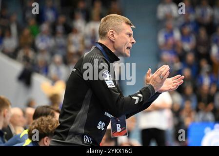 Gummersbach, Deutschland. November 2024. Gudjon Valur Sigurdsson (VfL Gummersbach Trainer) feuert seine Spieler energisch an GER, VfL Gummersbach vs. FH Hafnarfjoerdur, Handball, EHF Pokal, Gruppenrunde, Spielzeit 2024-2025, 19.11.2024 Foto: Eibner-Pressefoto/Jürgen Augst Credit: dpa/Alamy Live News Stockfoto