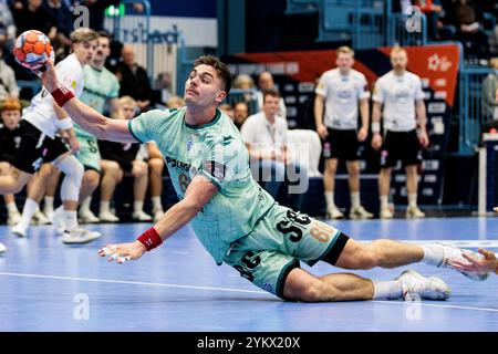 Gummersbach, Deutschland. November 2024. Stepan Zeman (#66, VfL Gummersbach, 66) im Wurf EHF European League Men 2024/25: VfL Gummersbach - FH Hafnarfjordur; Gummersbach, Schwalbe Arena am 19.11.2024 Credit: dpa/Alamy Live News Stockfoto