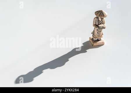 Miniaturskulptur von Netsuke auf hellem Hintergrund Stockfoto