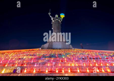 Kiew, Kiew-Stadt, Ukraine. November 2024. DAS FEUER-Ereignis, das den 1.000 Tagen des Kampfes des ukrainischen Volkes für Freiheit und Unabhängigkeit gewidmet ist. 1000 Kerzen leuchten symbolisch vor dem Motherland Monument zum Gedenken an den tausendsten Tag des Kampfes. (Kreditbild: © Andreas Stroh/ZUMA Press Wire) NUR REDAKTIONELLE VERWENDUNG! Nicht für kommerzielle ZWECKE! Stockfoto