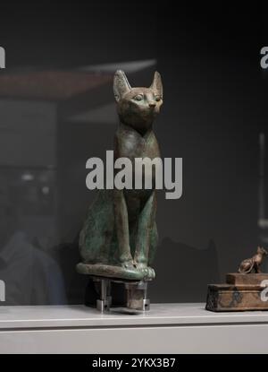 Eine Bronzestatuette von Bastet, der ägyptischen Katzengöttin, im neu eröffneten Grand Egyptian Museum (GEM) in der Nähe von Kairo, Ägypten Stockfoto