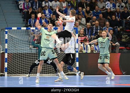 Johannes Berg Andrason (FH Hafnarfjoerdur, #33)gegen Stepan Zeman (VfL Gummersbach 66) GER, VfL Gummersbach vs. FH Hafnarfjoerdur, Handball, EHF Pokal, Gruppenrunde, Spielzeit 2024-2025, 19.11.2024 Foto: Eibner-Pressefoto/Jürgen Augst Stockfoto