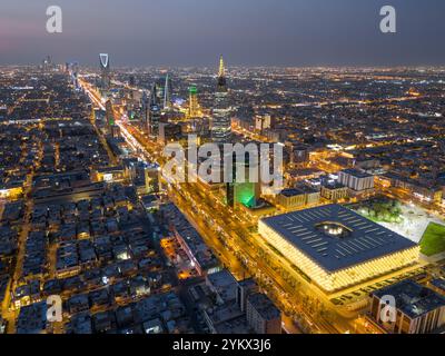 King Fahad National Library. Riad. Drohnenschuss im Flug. Abends. Stockfoto