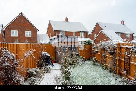 London, Großbritannien - 24. Januar 2021: Typisch britische Häuser mit Schnee bedeckt Stockfoto