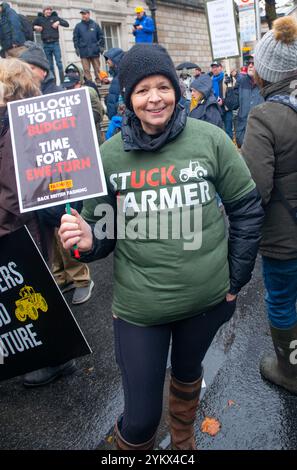 London, Großbritannien. November 2024. Demonstrant mit Schild bei der London Farming Rally in Whitehall, um gegen die Pläne der Regierung zu protestieren, die Erbschaftssteuer auf 50 % für landwirtschaftliche Betriebe zu senken. Stockfoto