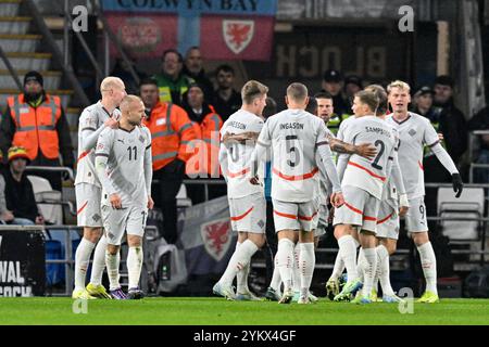 Cardiff City Stadium, Cardiff, Großbritannien. November 2024. UEFA Nations League Gruppe B Fußball, Wales gegen Island; isländische Spieler feiern das Tor, das Andri Gudjohnsen aus Island in der 8. Minute für 0-1 erzielte. Credit: Action Plus Sports/Alamy Live News Stockfoto