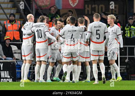 Cardiff City Stadium, Cardiff, Großbritannien. November 2024. UEFA Nations League Gruppe B Fußball, Wales gegen Island; isländische Spieler feiern das Tor, das Andri Gudjohnsen aus Island in der 8. Minute für 0-1 erzielte. Credit: Action Plus Sports/Alamy Live News Stockfoto