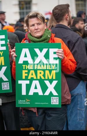 London, Großbritannien. November 2024. Demonstrant mit Schild bei der Londoner Farming Rally in Whitehall, um gegen die Pläne der Regierung zu protestieren, die Erbrecht auf landwirtschaftliche Grundstücke auf 50 % für landwirtschaftliche Betriebe zu senken. Stockfoto